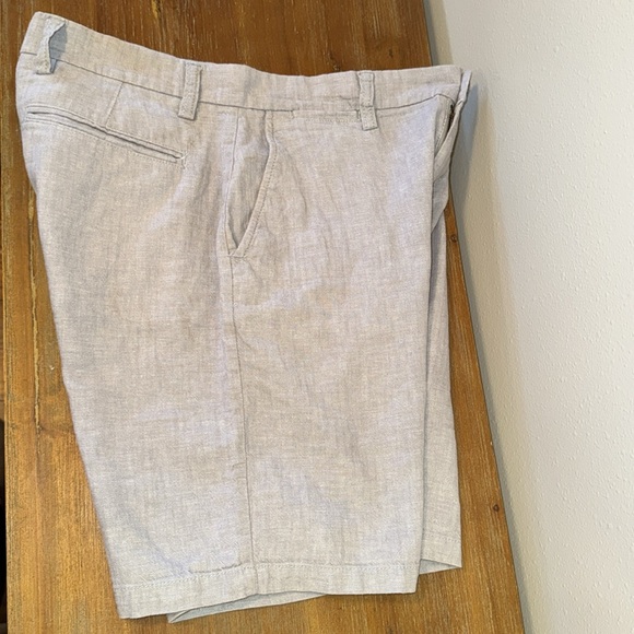 Men’s Gray Linen Shorts - Picture 3 of 4